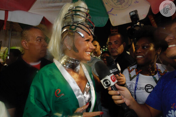 Xuxa declara ansiedade momentos antes de entrar na Marquês de Sapucaí para homenagear Ivete Sangalo no desfile da Grande Rio