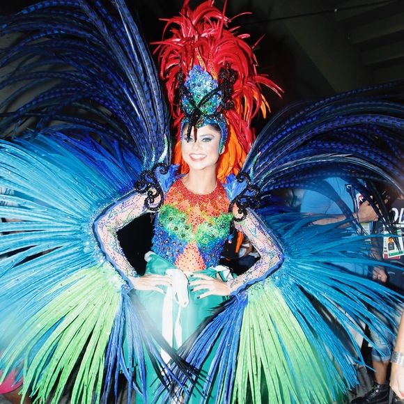 Julianna Trevisol também é um dos destaques da escola de samba do Rio de Janeiro Acadêmicos do Grande Rio com fantasia Ave do Paraíso
