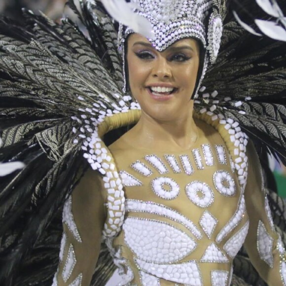 Paloma Bernardi, rainha de bateria da Grande Rio, brilha no desfile da escola neste domingo, 26 de fevereiro de 2017