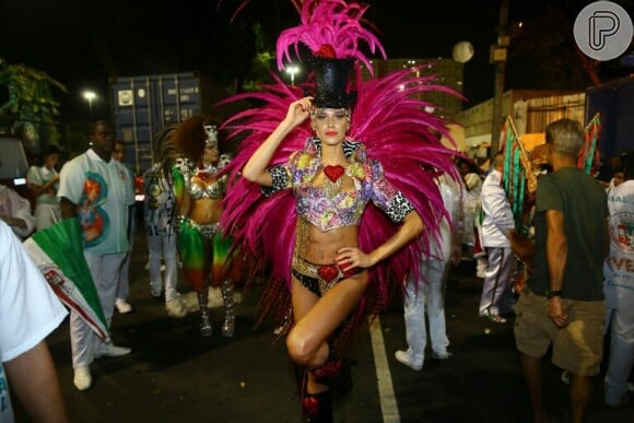 A modelo Renata Kuerten esbanjou a ótima forma no desfile da Grande Rio