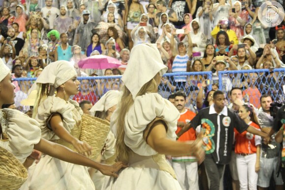 Ivete Sangalo levanta o público na Sapucaí na comissão de frente da Grande Rio em desfile da escola neste domingo, 26 de fevereiro de 2017