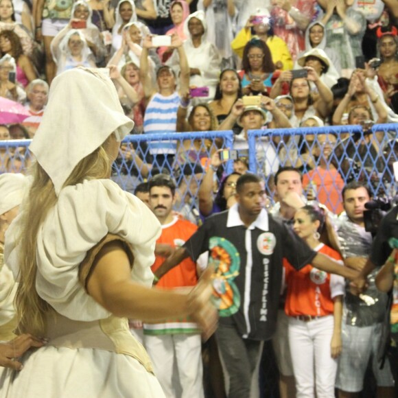 Ivete Sangalo levanta o público na Sapucaí na comissão de frente da Grande Rio em desfile da escola neste domingo, 26 de fevereiro de 2017