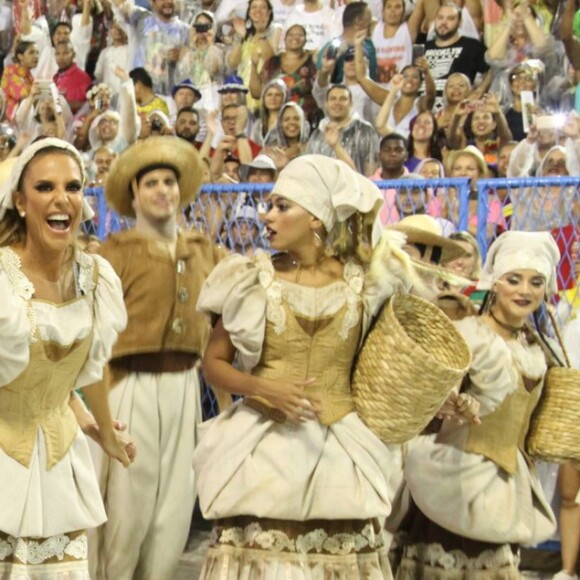 Ivete Sangalo veio representando uma lavadeira na comissão de frente