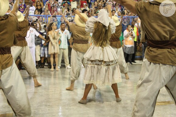 Ivete Sangalo levanta o público na Sapucaí na comissão de frente da Grande Rio em desfile da escola neste domingo, 26 de fevereiro de 2017