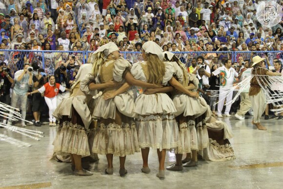 Ivete Sangalo levanta o público na Sapucaí na comissão de frente da Grande Rio em desfile da escola neste domingo, 26 de fevereiro de 2017