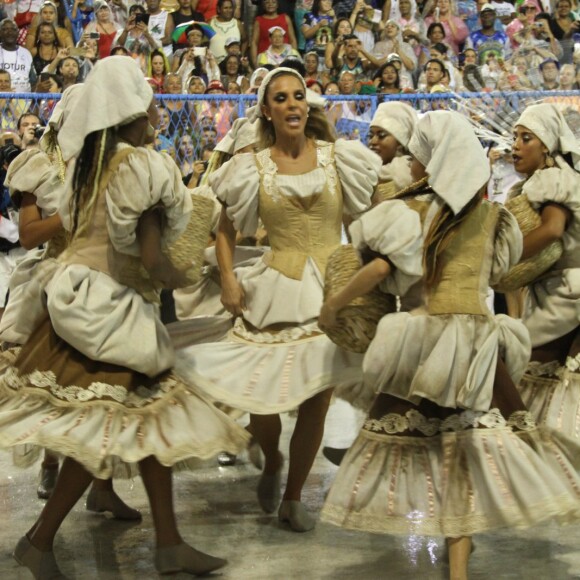 Ivete Sangalo levanta o público na Sapucaí na comissão de frente da Grande Rio em desfile da escola neste domingo, 26 de fevereiro de 2017