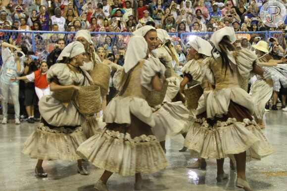Ivete Sangalo levanta o público na Sapucaí na comissão de frente da Grande Rio em desfile da escola neste domingo, 26 de fevereiro de 2017