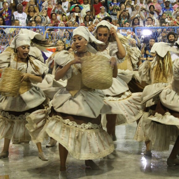 Ivete Sangalo levanta o público na Sapucaí na comissão de frente da Grande Rio em desfile da escola neste domingo, 26 de fevereiro de 2017