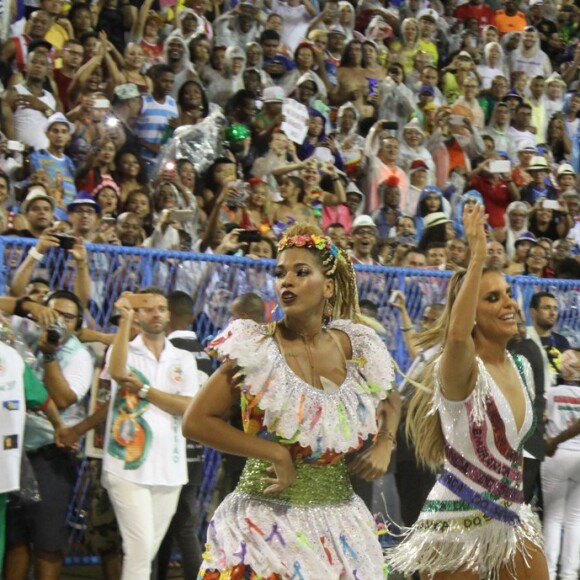 Ivete Sangalo levanta o público na Sapucaí na comissão de frente da Grande Rio em desfile da escola neste domingo, 26 de fevereiro de 2017