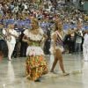 Com um body branco e brilhoso, Ivete Sangalo foi aplaudida pelo público ao desfilar na comissão de frente