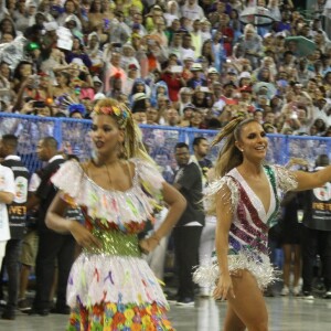 Com um body branco e brilhoso, Ivete Sangalo foi aplaudida pelo público ao desfilar na comissão de frente