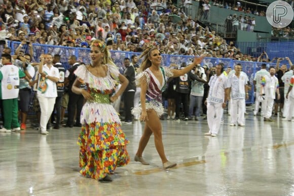 Com um body branco e brilhoso, Ivete Sangalo foi aplaudida pelo público ao desfilar na comissão de frente