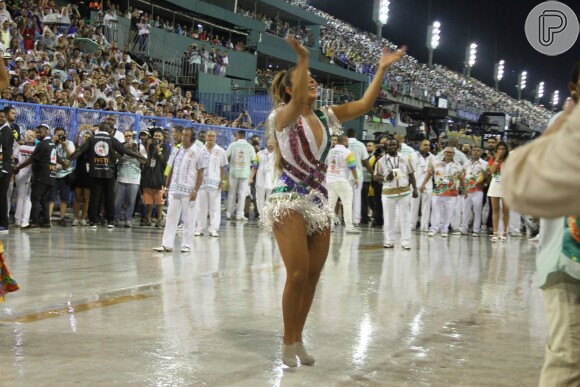 Ivete Sangalo levanta o público na Sapucaí na comissão de frente da Grande Rio em desfile da escola neste domingo, 26 de fevereiro de 2017