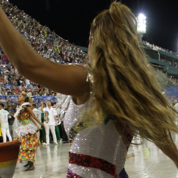 Ivete Sangalo levanta o público na Sapucaí na comissão de frente da Grande Rio em desfile da escola neste domingo, 26 de fevereiro de 2017