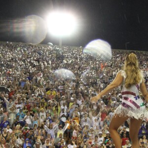 Ivete Sangalo levanta o público na Sapucaí na comissão de frente da Grande Rio em desfile da escola neste domingo, 26 de fevereiro de 2017