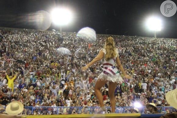 Ivete Sangalo levanta o público na Sapucaí na comissão de frente da Grande Rio em desfile da escola neste domingo, 26 de fevereiro de 2017