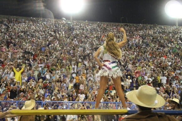 Ivete Sangalo levanta o público na Sapucaí na comissão de frente da Grande Rio em desfile da escola neste domingo, 26 de fevereiro de 2017