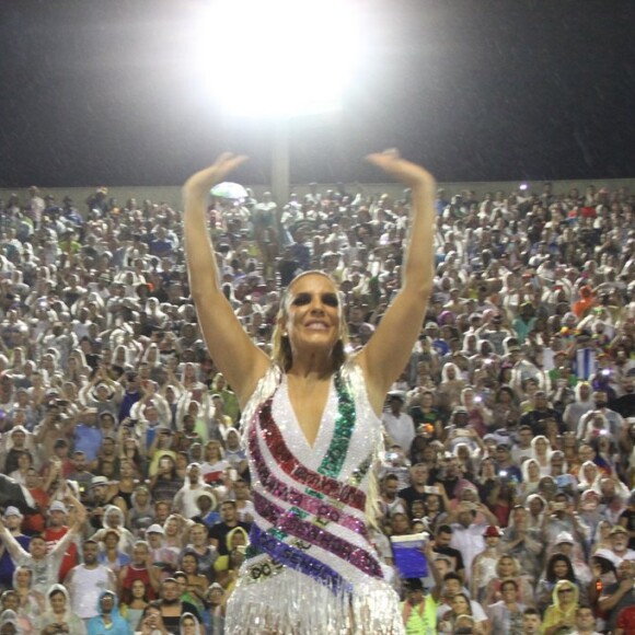 Ivete Sangalo trocou de roupa na comissão de frente da Grande Rio