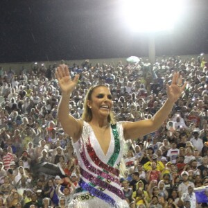 Ivete Sangalo levanta o público na Sapucaí na comissão de frente da Grande Rio em desfile da escola neste domingo, 26 de fevereiro de 2017