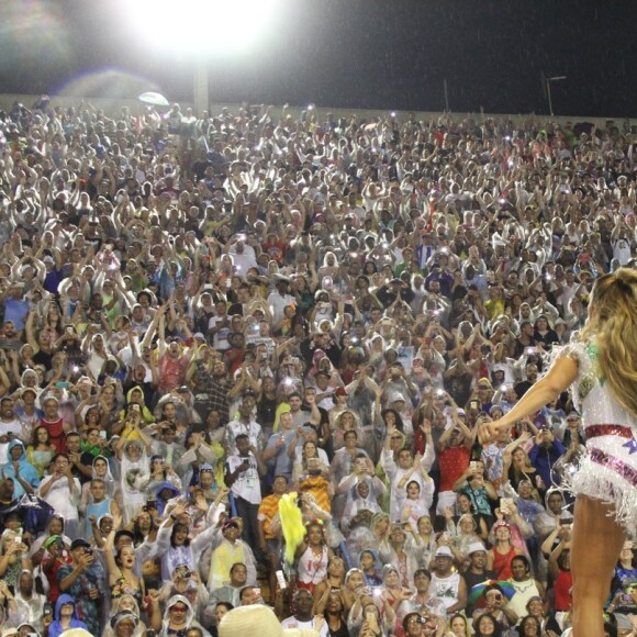 Ivete Sangalo vem na comissão de frente da Grande Rio e brilha na Sapucaí na madrugada desta segunda-feira, dia 27 de fevereiro de 2017