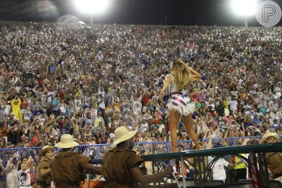 Ivete Sangalo vem na comissão de frente da Grande Rio e brilha na Sapucaí na madrugada desta segunda-feira, dia 27 de fevereiro de 2017