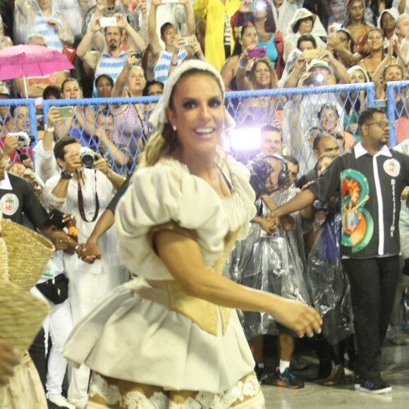 Ivete Sangalo vem na comissão de frente da Grande Rio e brilha na Sapucaí na madrugada desta segunda-feira, dia 27 de fevereiro de 2017