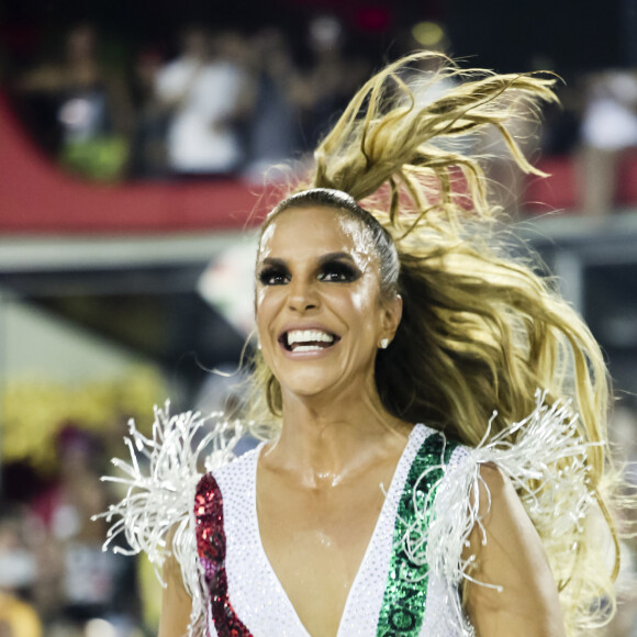 Ivete Sangalo não conteve a empolgação durante o desfile na comissão de frente da escola