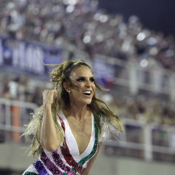 Ivete Sangalo usou dois figurinos na comissão de frente