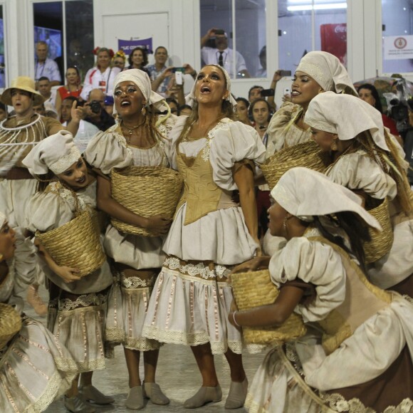 Ivete Sangalo levanta o público e emociona em desfile da Grande Rio no Carnaval 2017
