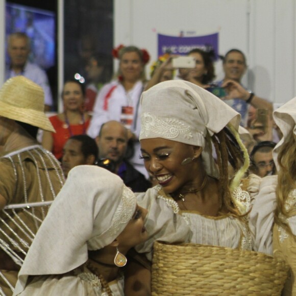 Ivete Sangalo levanta o público e emociona em desfile da Grande Rio no Carnaval 2017