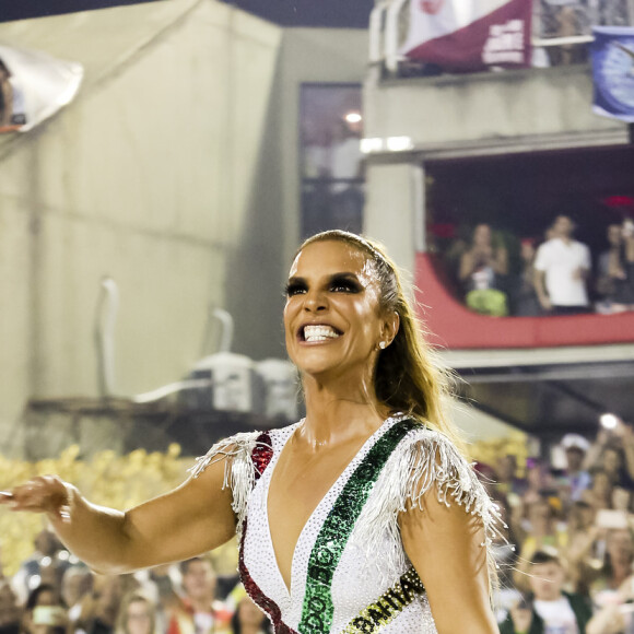 Ivete Sangalo levanta o público e emociona em desfile da Grande Rio no Carnaval 2017