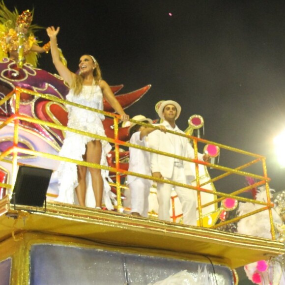 Ivete, o marido, Daniel, e o filho, Marcelo, apostaram no branco para encerrar o desfile da Grande Rio