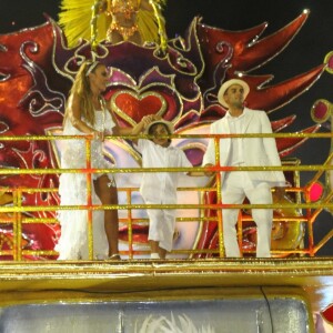 Com um longo branco e rendado, Ivete brilhou acompanhada do marido e do filho no último carro