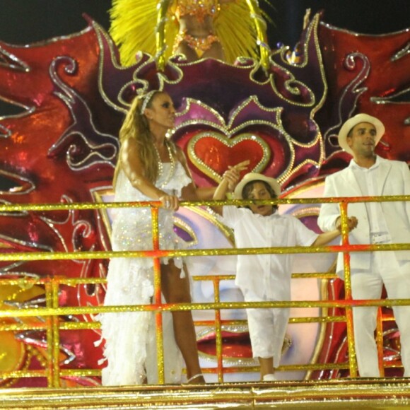 Ivete volta a desfile da Grande Rio com marido, Daniel, e filho, Marcelo, nesta segunda-feira, dia 27 de fevereiro de 2017