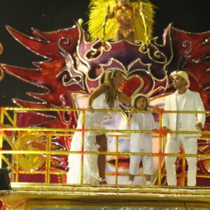 Ivete volta a desfile da Grande Rio com marido, Daniel, e filho, Marcelo, nesta segunda-feira, dia 27 de fevereiro de 2017