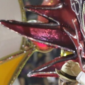 Ivete Sangalo fechou o desfile da Grande Rio ao lado do marido, Daniel Cady, e do filho, Marcelo, em cima de um carro alegórico