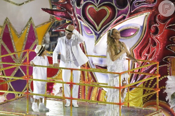Ivete Sangalo fechou o desfile da Grande Rio ao lado do marido, Daniel Cady, e do filho, Marcelo, em cima de um carro alegórico