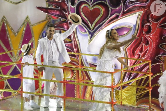 Ivete Sangalo fechou o desfile da Grande Rio ao lado do marido, Daniel Cady, e do filho, Marcelo, em cima de um carro alegórico