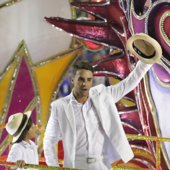 Ivete Sangalo fechou o desfile da Grande Rio ao lado do marido, Daniel Cady, e do filho, Marcelo, em cima de um carro alegórico