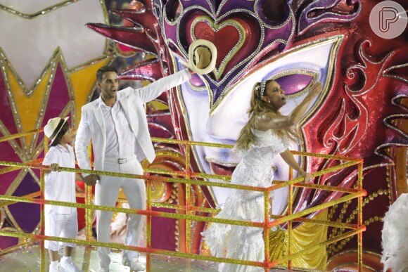 Ivete Sangalo fechou o desfile da Grande Rio ao lado do marido, Daniel Cady, e do filho, Marcelo, em cima de um carro alegórico