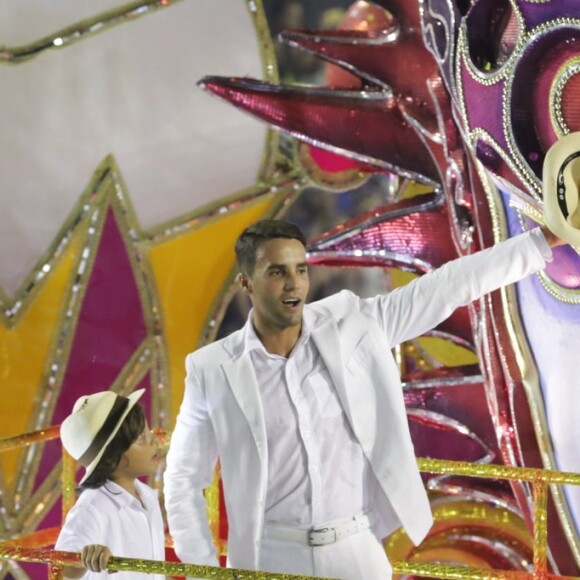 Ivete Sangalo fechou o desfile da Grande Rio ao lado do marido, Daniel Cady, e do filho, Marcelo, em cima de um carro alegórico