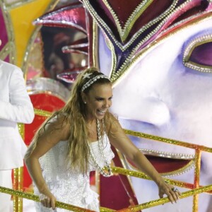 Ivete Sangalo fechou o desfile da Grande Rio ao lado do marido, Daniel Cady, e do filho, Marcelo, em cima de um carro alegórico