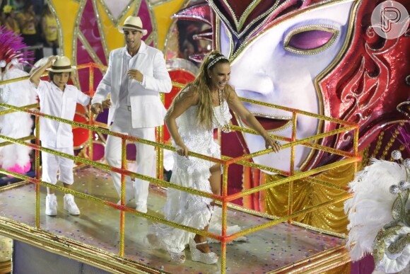 Ivete Sangalo fechou o desfile da Grande Rio ao lado do marido, Daniel Cady, e do filho, Marcelo, em cima de um carro alegórico