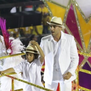 Ivete Sangalo fechou o desfile da Grande Rio ao lado do marido, Daniel Cady, e do filho, Marcelo, em cima de um carro alegórico