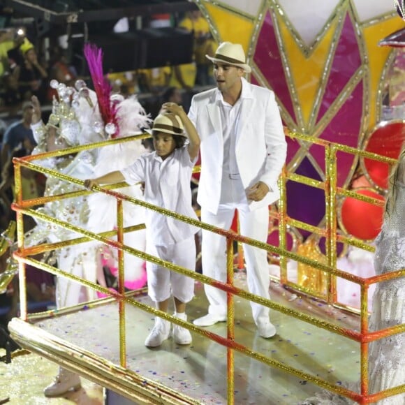 Ivete Sangalo fechou o desfile da Grande Rio ao lado do marido, Daniel Cady, e do filho, Marcelo, em cima de um carro alegórico