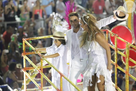 Ivete Sangalo fechou o desfile da Grande Rio ao lado do marido, Daniel Cady, e do filho, Marcelo, em cima de um carro alegórico
