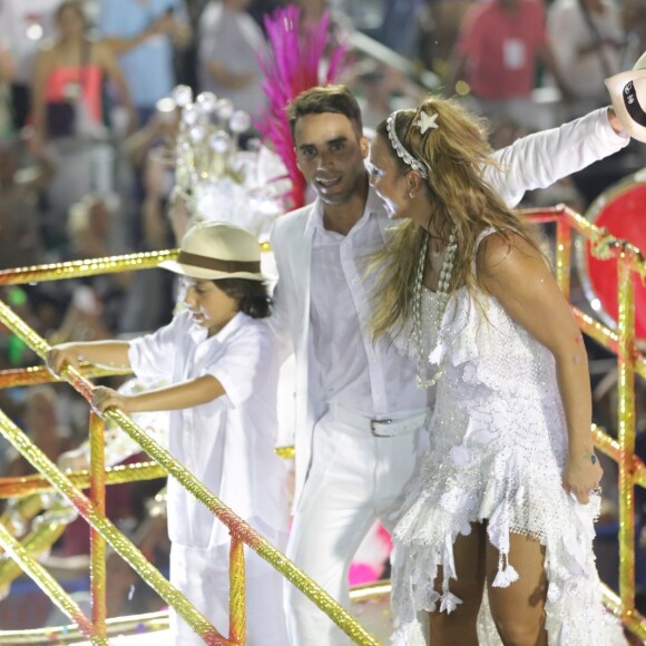 Ivete Sangalo fechou o desfile da Grande Rio ao lado do marido, Daniel Cady, e do filho, Marcelo, em cima de um carro alegórico