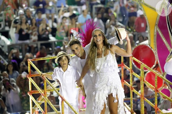 Ivete Sangalo fechou o desfile da Grande Rio ao lado do marido, Daniel Cady, e do filho, Marcelo, em cima de um carro alegórico