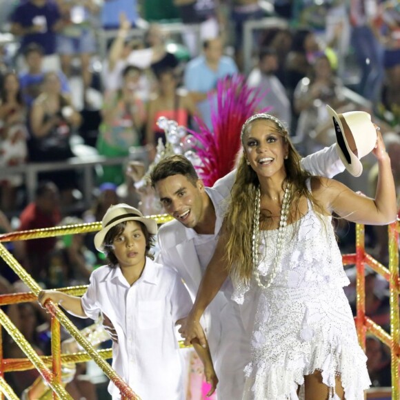 Ivete Sangalo fechou o desfile da Grande Rio ao lado do marido, Daniel Cady, e do filho, Marcelo, em cima de um carro alegórico