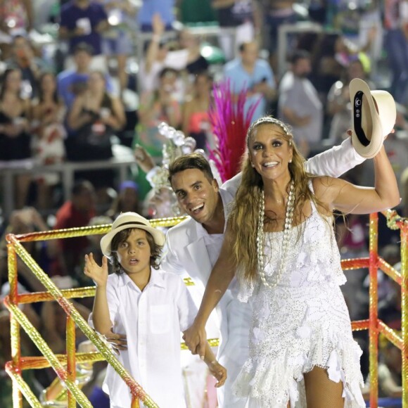 Ivete Sangalo, sem sinais de cansaço, correu para chegar a tempo para subir no último carro com o marido, Daniel Cady, e o filho, Marcelo